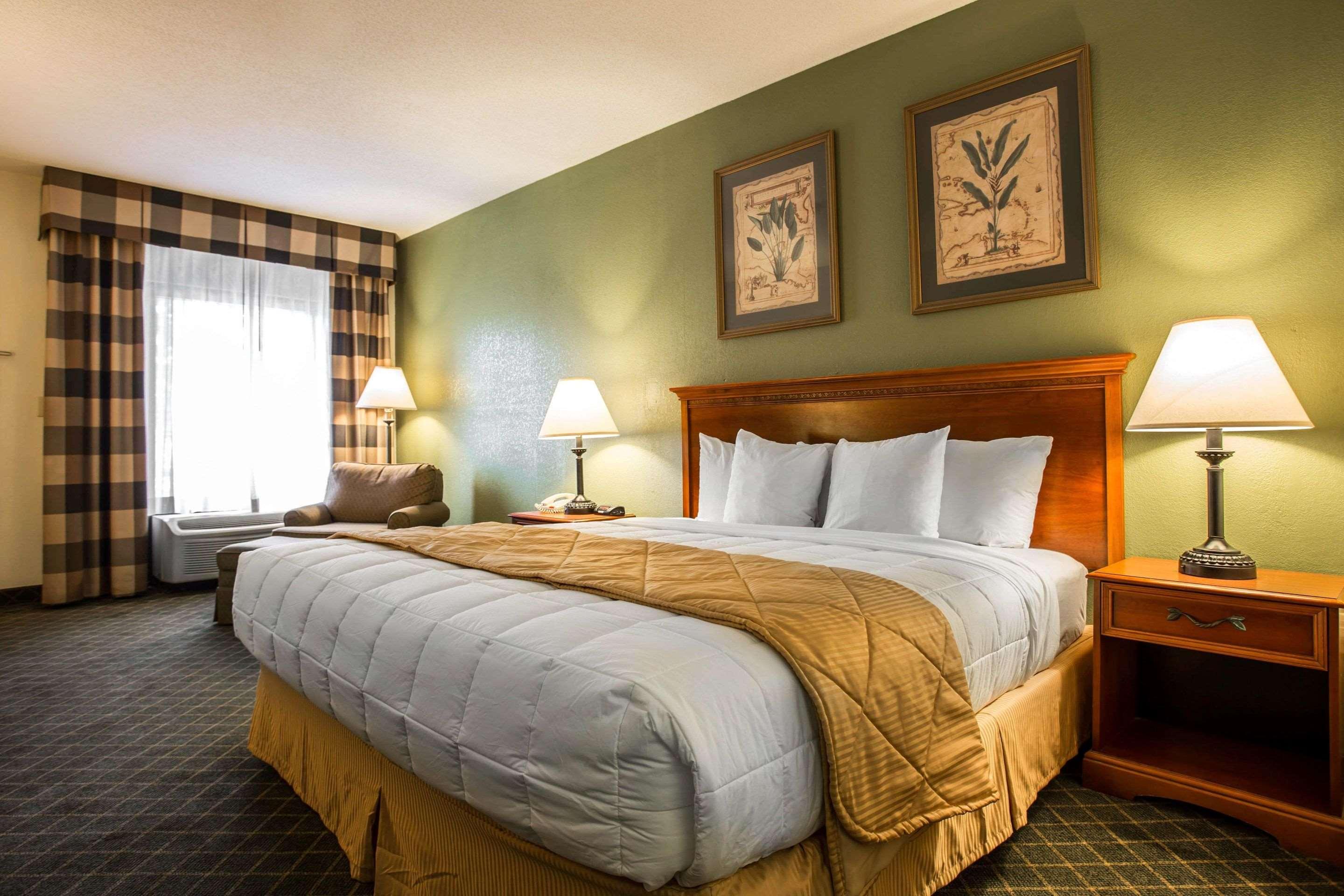 Clarion Inn & Suites Aiken South Экстерьер фото