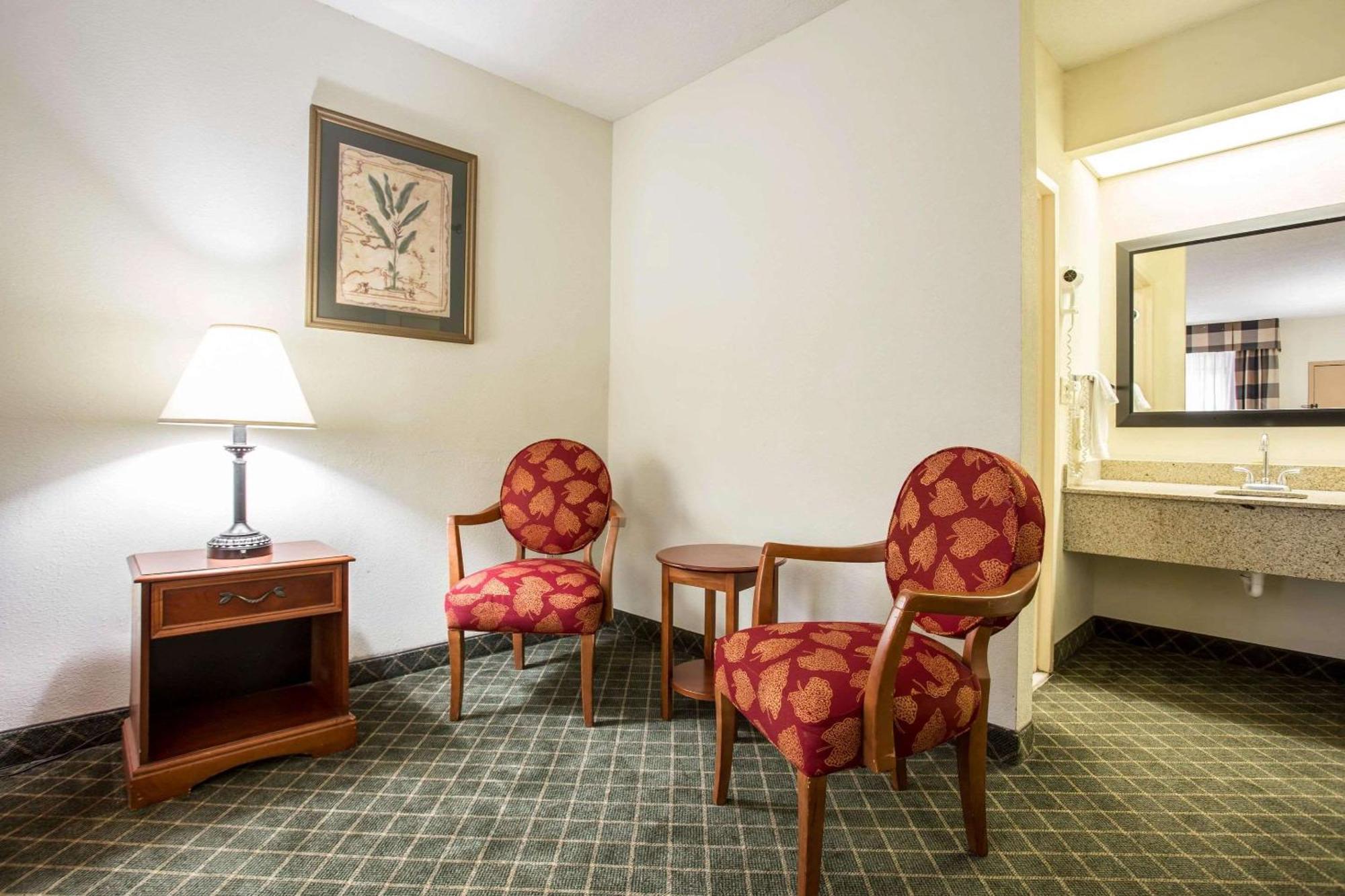 Clarion Inn & Suites Aiken South Экстерьер фото