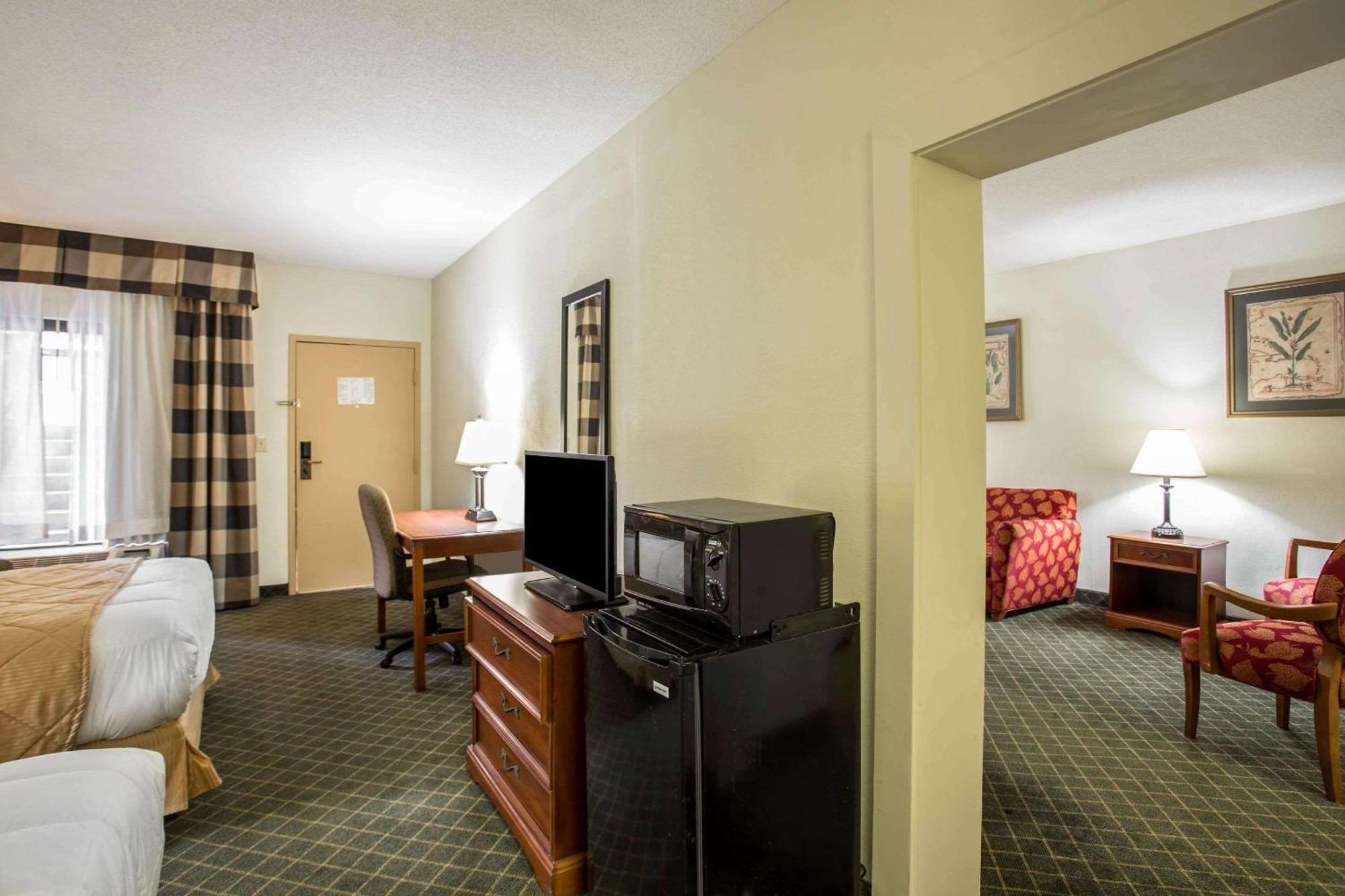 Clarion Inn & Suites Aiken South Экстерьер фото