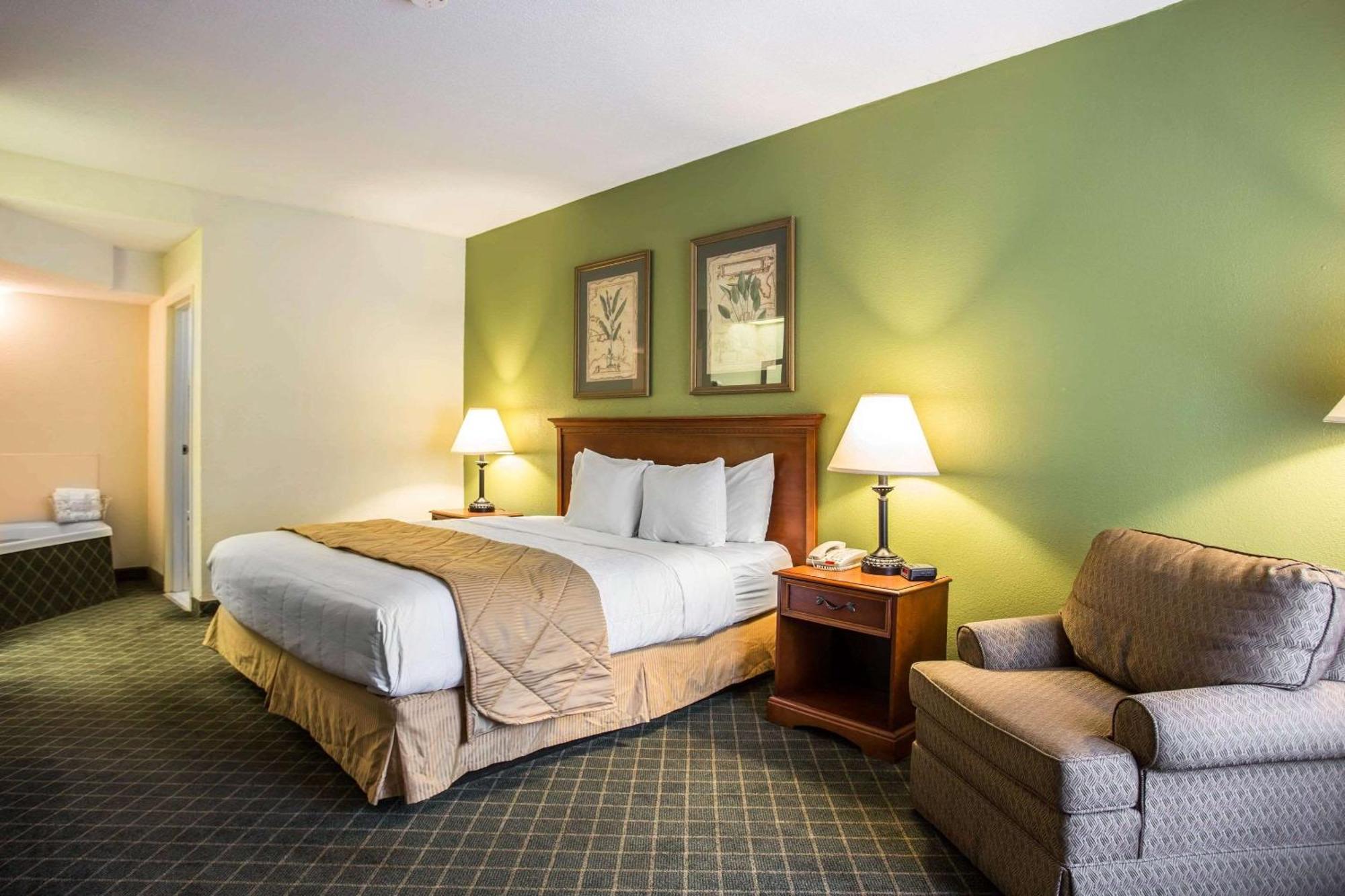 Clarion Inn & Suites Aiken South Экстерьер фото