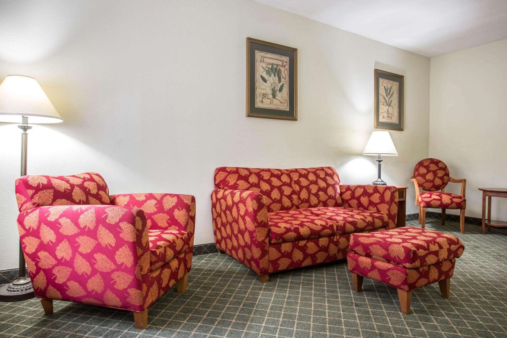 Clarion Inn & Suites Aiken South Экстерьер фото