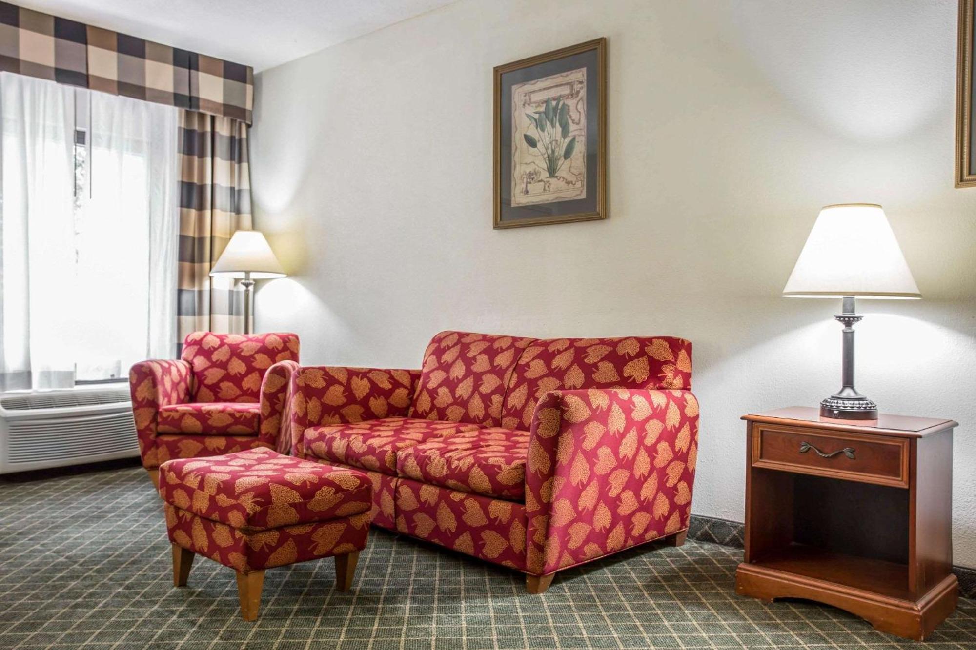 Clarion Inn & Suites Aiken South Экстерьер фото