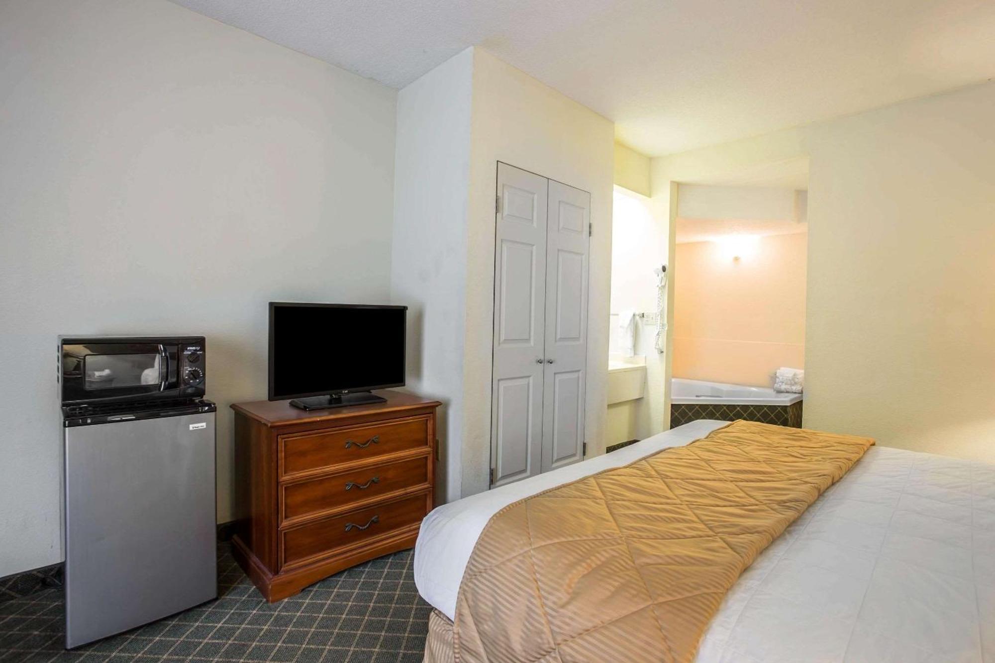 Clarion Inn & Suites Aiken South Экстерьер фото