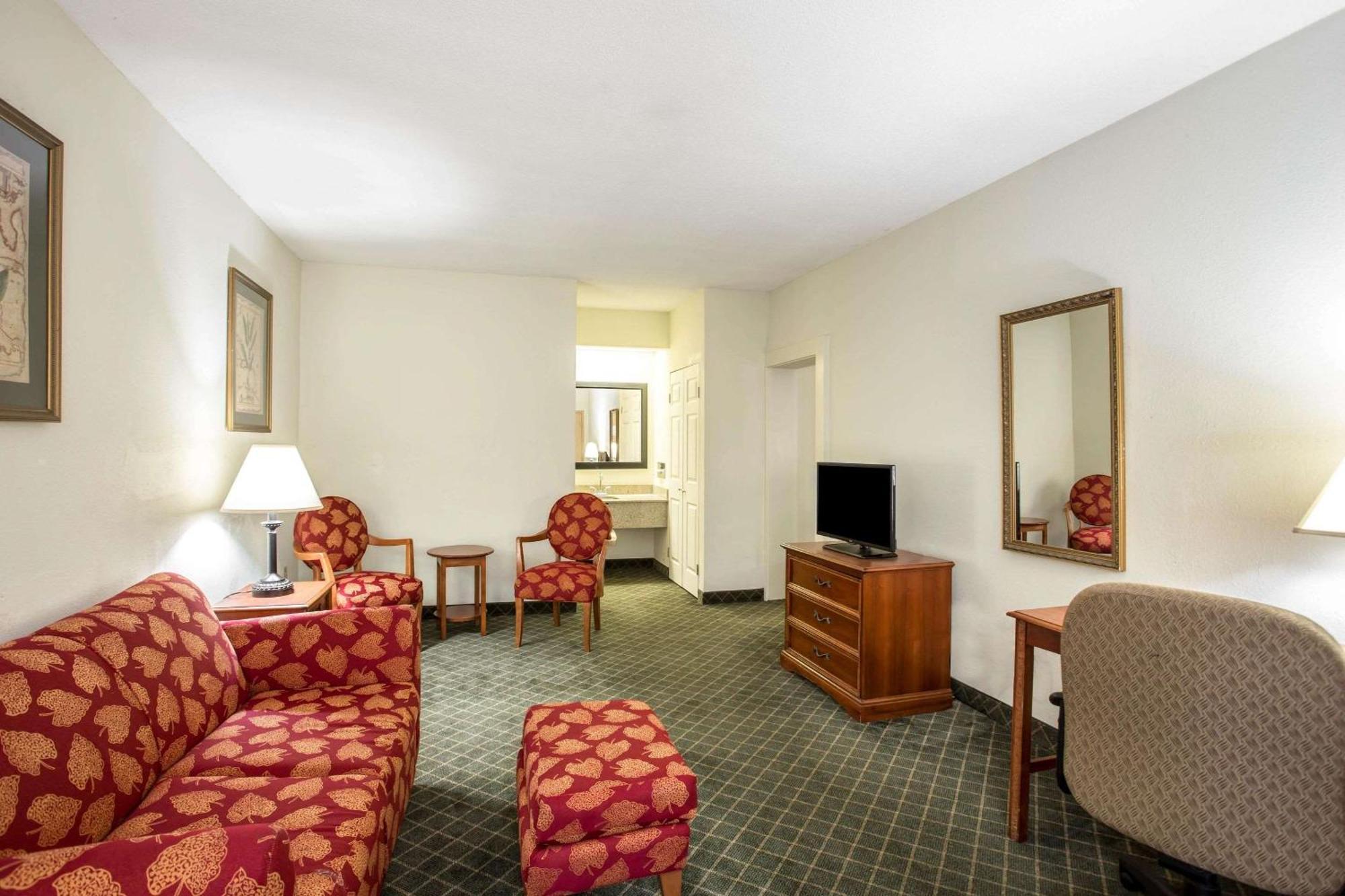 Clarion Inn & Suites Aiken South Экстерьер фото