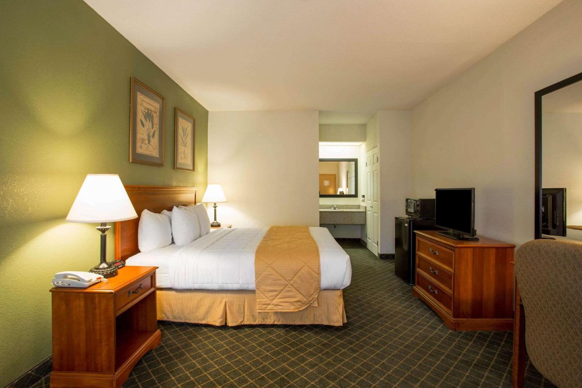 Clarion Inn & Suites Aiken South Экстерьер фото