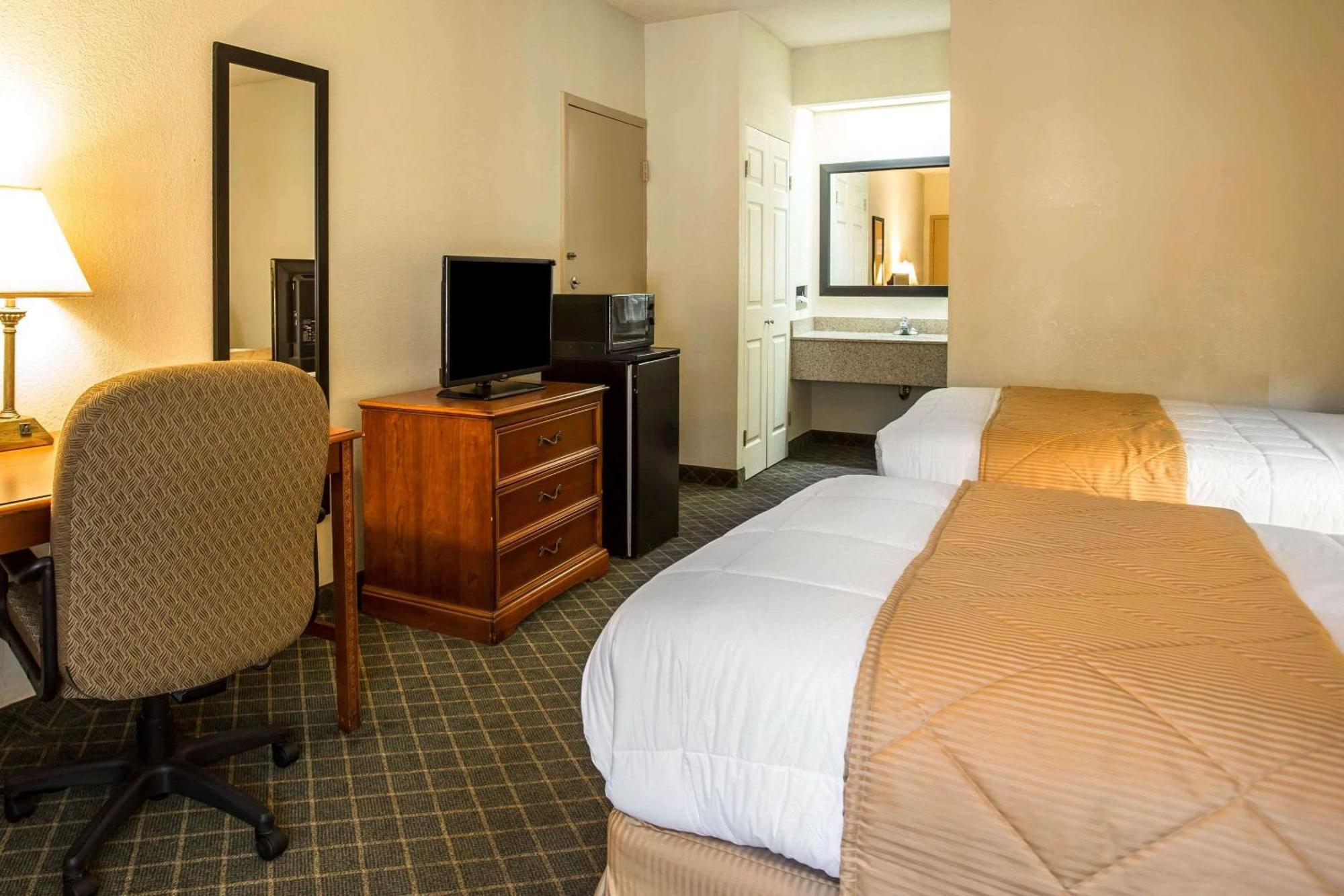 Clarion Inn & Suites Aiken South Экстерьер фото