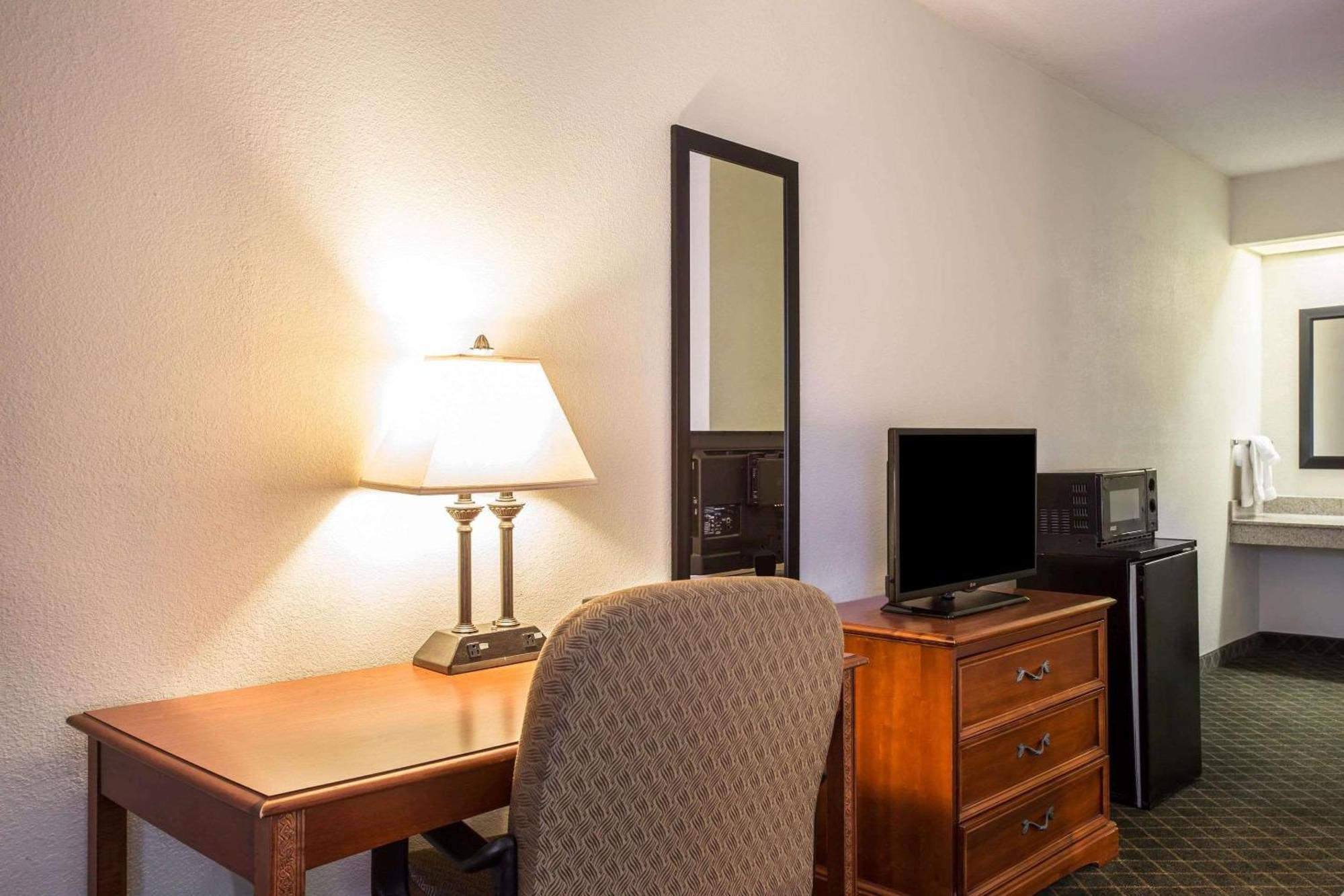 Clarion Inn & Suites Aiken South Экстерьер фото