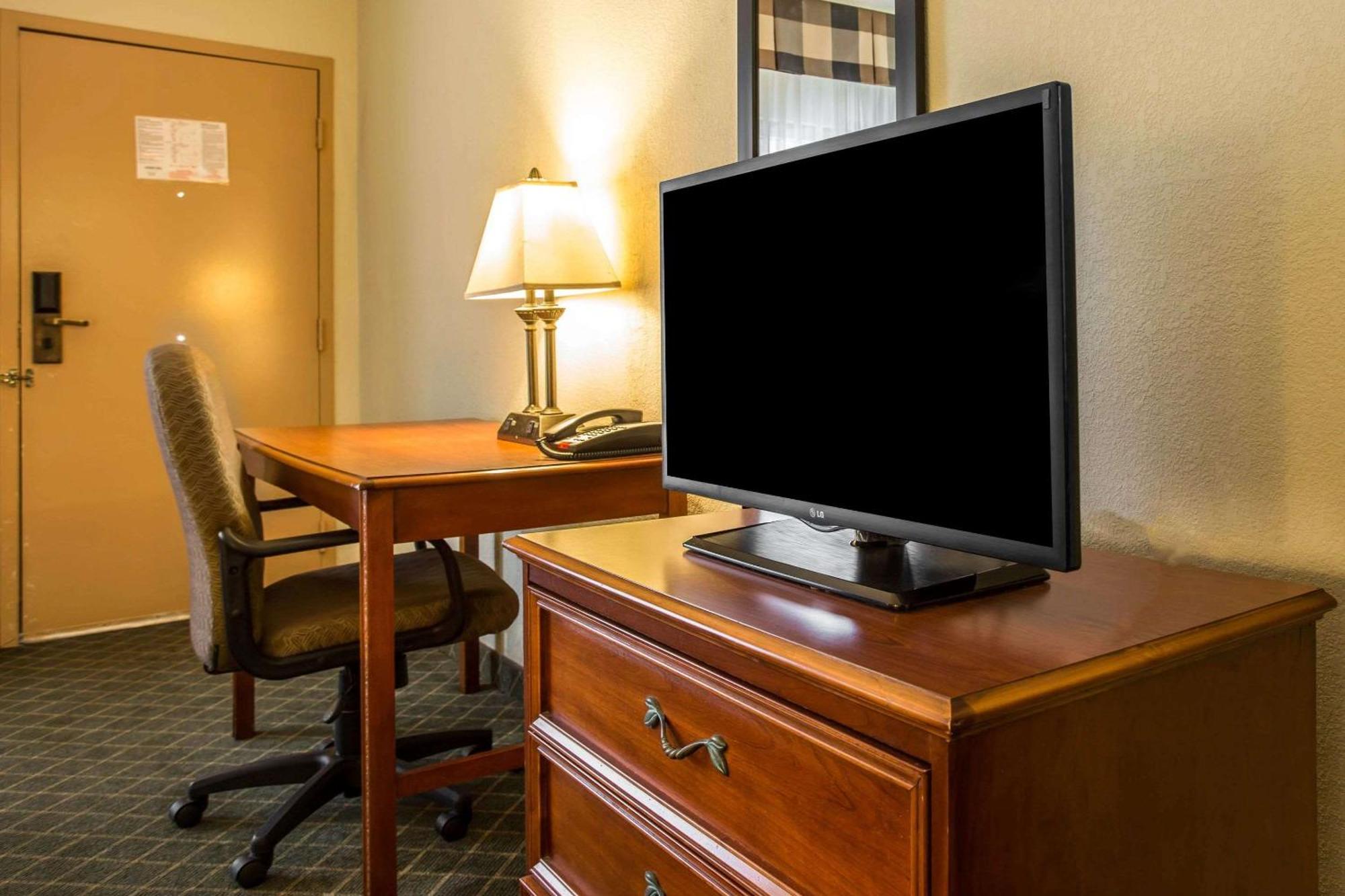 Clarion Inn & Suites Aiken South Экстерьер фото