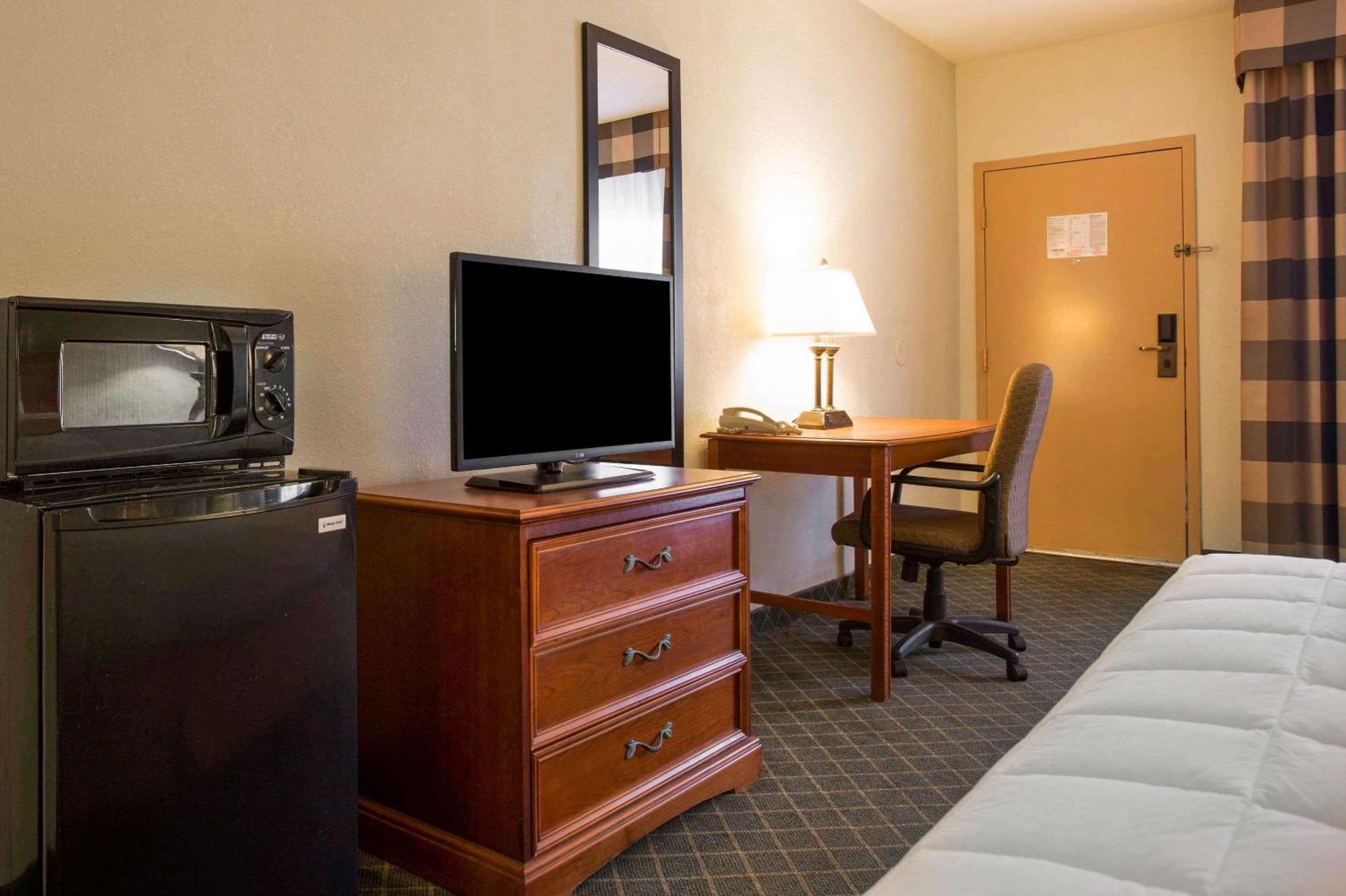 Clarion Inn & Suites Aiken South Экстерьер фото
