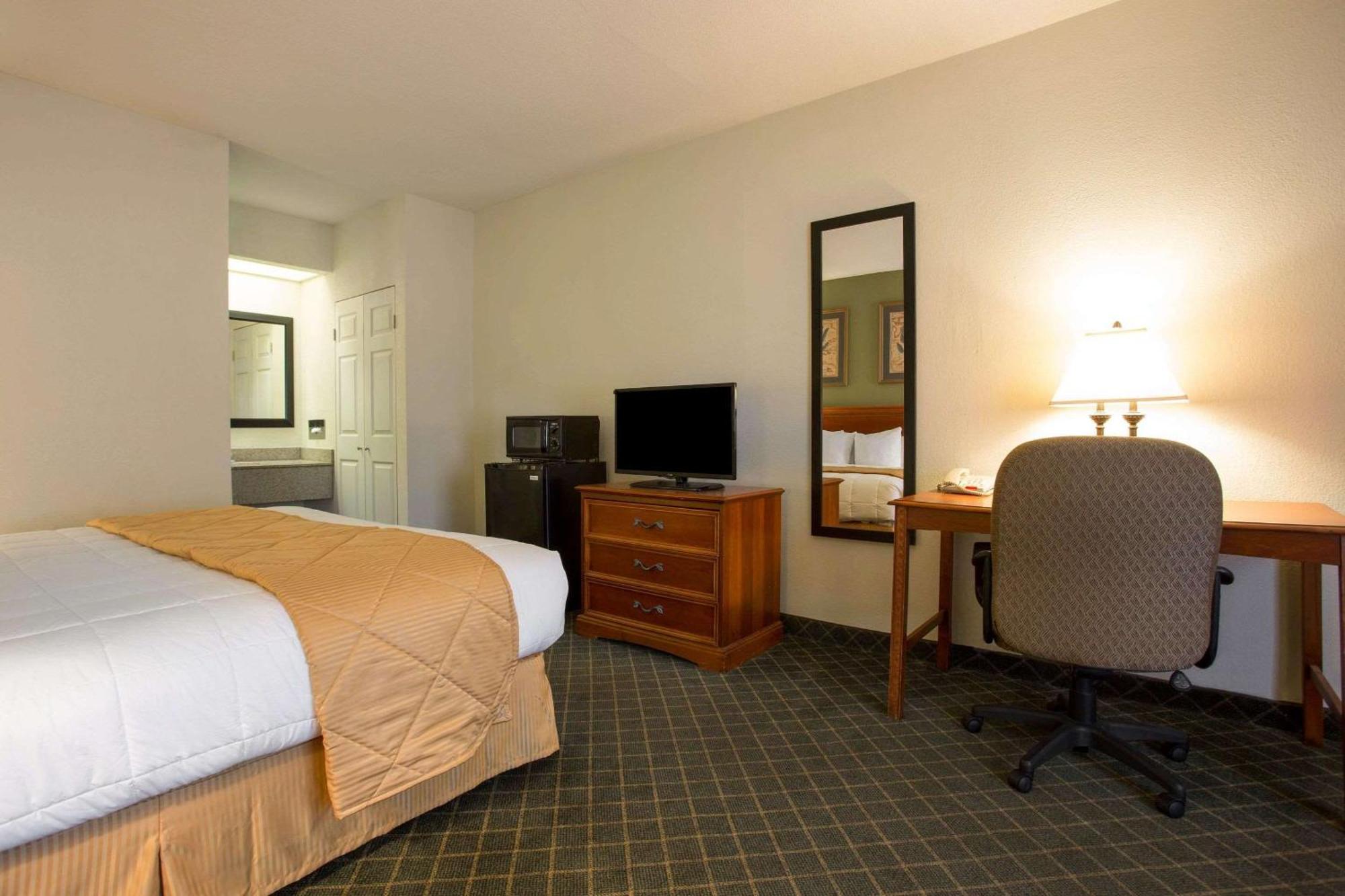Clarion Inn & Suites Aiken South Экстерьер фото
